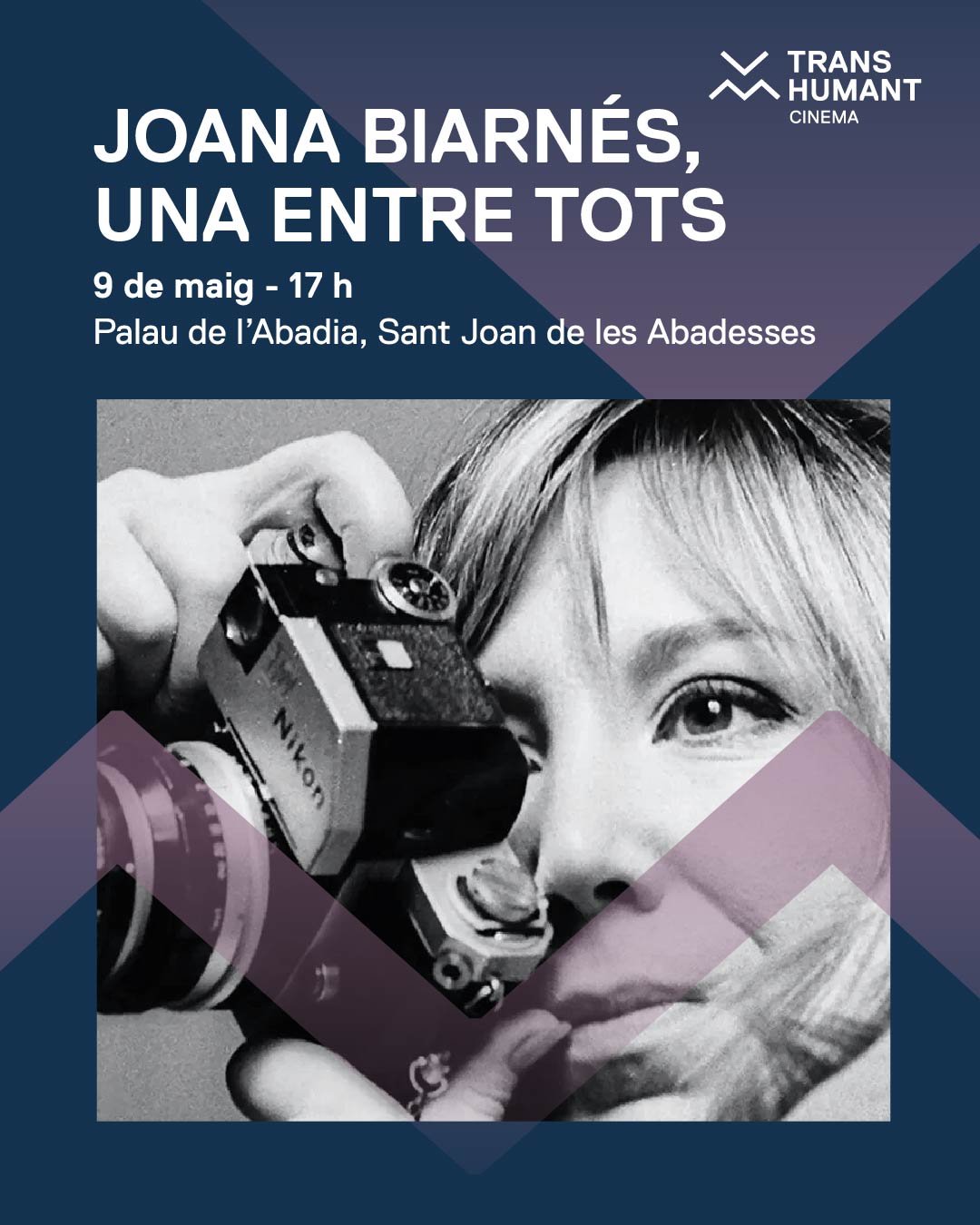 Cartell del Transhumant Cinema: projecció de 'Joana Biarnés, una entre tots'. 10 d'abril a les 17:30 h al Palau de l'Abadia, Sant Joan de les Abadesses. Inclou un primer pla en blanc i negre de la fotògrafa mirant per l'objectiu d'una càmera