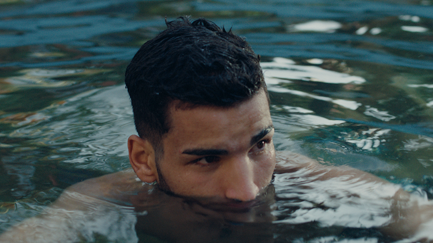 Protagonista del film IMADE guanyador de dos premis transhumant treu el cap de l'aigua mentres està al mar 