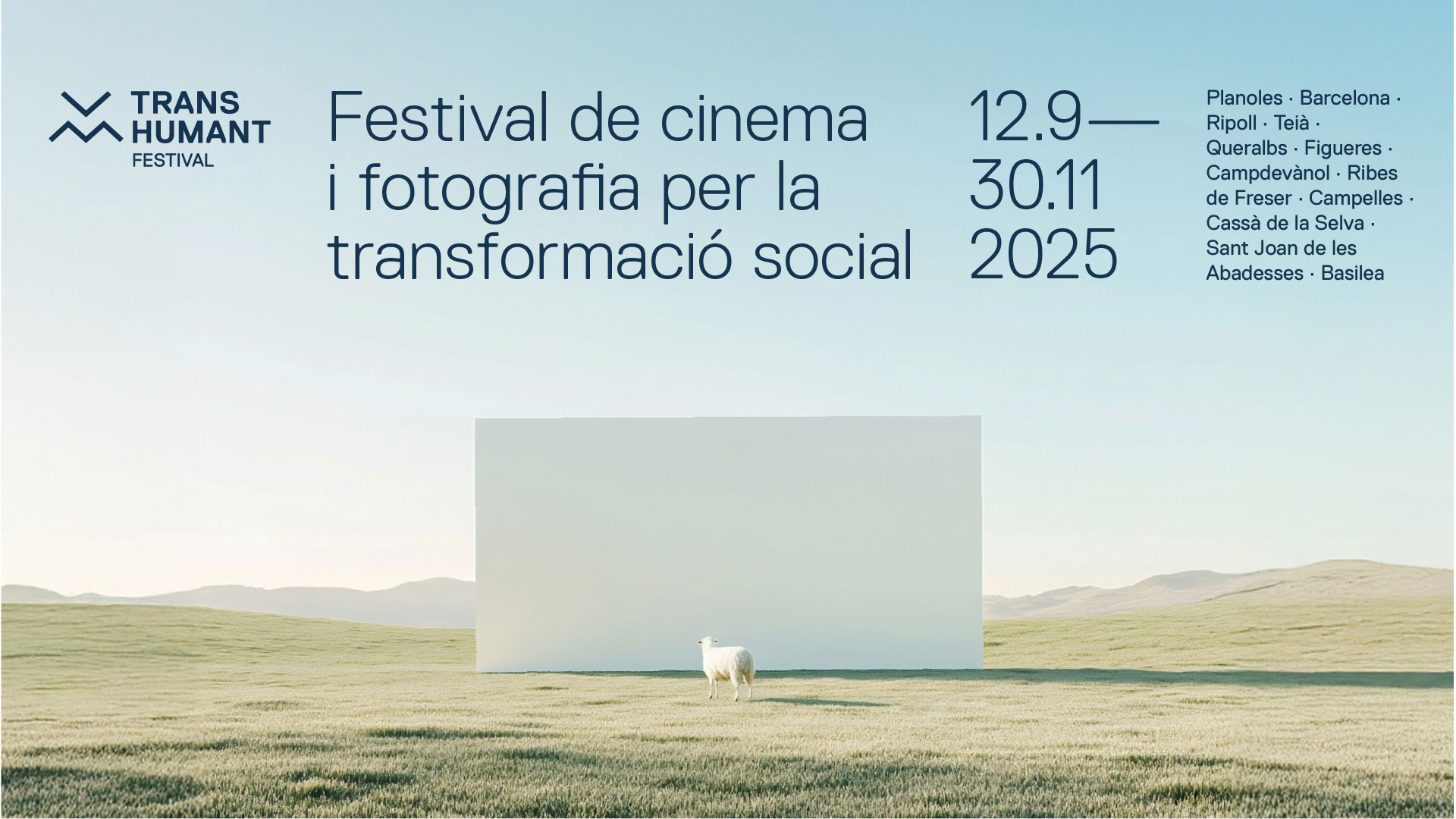 cartell del Transhumant Festival 2025. Una ovella camina sobre un paisatge natural mentre formes artificials s’hi contraposen, creant una metàfora visual del cinema compromès i transformador del festival.”