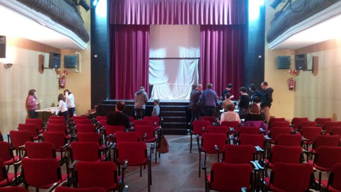 El Teatre Muncipal de Ribes de Freser es prepara pel taller-espectacle dombres xineses del conte dels Golluts