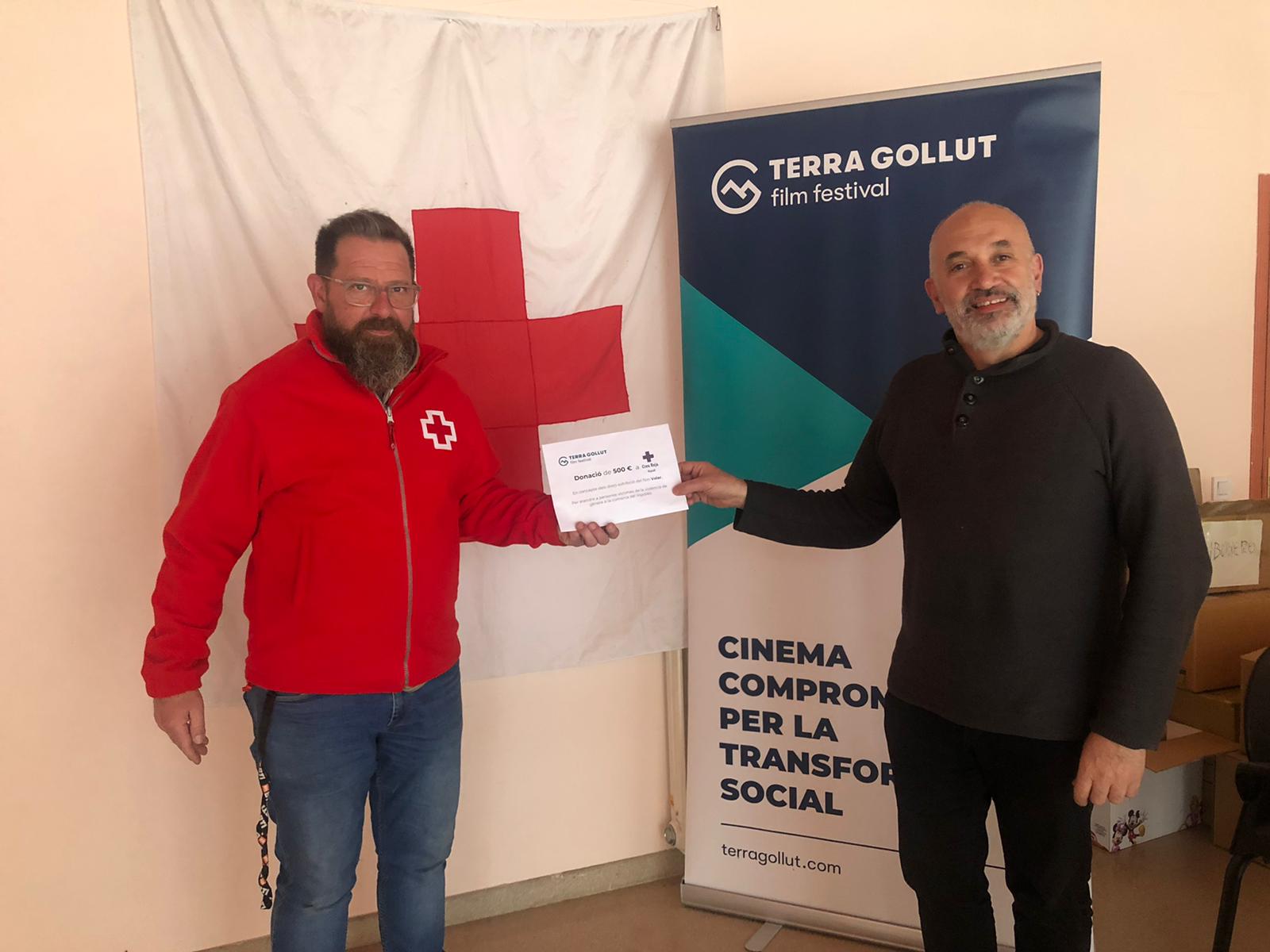 El TERRA GOLLUT film festival fa entrega a la Creu Roja de Ripoll una donació econòmica per a projectes de treball amb dones víctimes de violència de gènere al Ripollès.