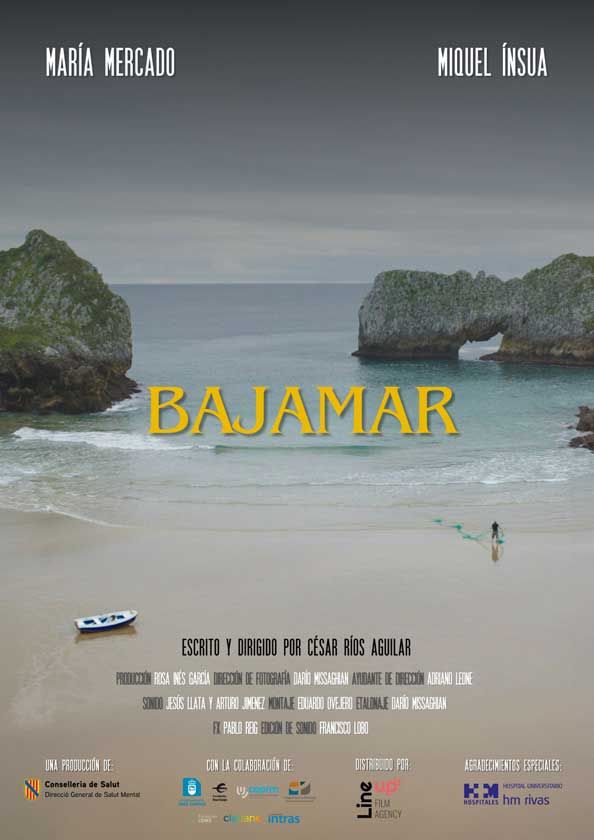 Pòster del curtmetratge 'Bajamar'. La imatge mostra un paisatge de platja amb un penya-segat amb un arc a la part dreta. L'arena és d'un color clar i hi ha una petita barca a la part esquerra. Al fons, el cel és gris i ennuvolat. El títol 'Bajamar' està escrit en lletres grogues a la part central. A la part superior hi ha els noms dels actors, María Mercado i Miquel Ínsua.
