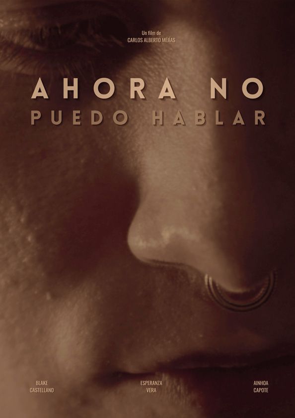 Pòster del curtmetratge 'Ahora no puedo hablar'. Mostra un primer pla del nas, la boca i la galta d'una persona, amb un pírcing en forma d'anella al nas. El fons és d'un color marró fosc i el títol està escrit en dues línies a la part superior de la imatge. Els noms dels actors, Blake Castellano, Esperanza Vera i Ainhoa Capote, es troben a la part inferior.