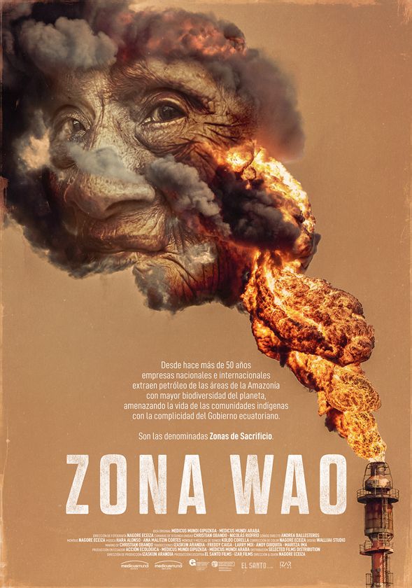 Pòster del documental 'Zona Wao'. Mostra el rostre d'una dona indígena a la part superior esquerra, envoltat de fum i núvols. El fum que surt de la seva boca es converteix en una flama que surt d'una xemeneia de petroli. El títol 'Zona Wao' es troba a la part inferior, sota un text sobre l'explotació petroliera a l'Amazònia. El fons és d'un color marró amb una textura de paper antic.