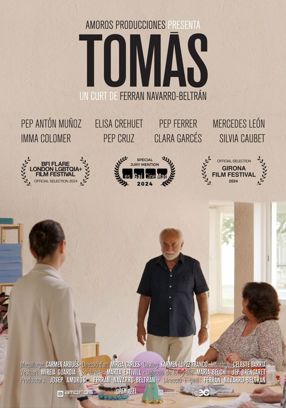 Pòster del curtmetratge 'Tomàs'. Al centre hi ha una escena interior, amb un home gran amb barba blanca que mira un parell de dones en un saló. El fons és d'un color crema. A la part superior hi ha el títol en lletres grans i negres i el nom del director. A sota hi ha els noms dels actors, els segells de festivals de cinema i els crèdits a la part inferior.