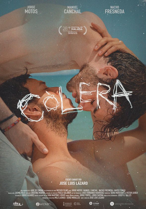 Pòster del curtmetratge 'Còlera'. Dos homes estan a punt de besar-se en una escena íntima. El títol, 'Còlera', està escrit amb un traç de lletres blanques de grafits superposat sobre les seves cares. Els noms dels actors principals, Jorge Motos, Manuel Canchal i Nacho Fresneda, es troben a la part superior, i els crèdits a la part inferior.