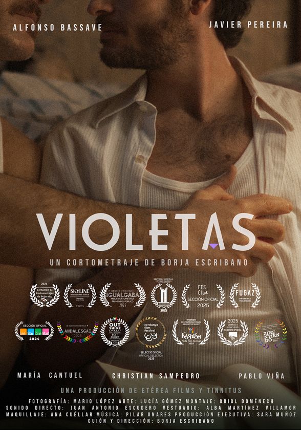 Pòster del curtmetratge 'Violetas'. Mostra dos homes de cos fins a la cintura, abraçats en una escena íntima. El fons és d'un color clar. El títol, 'Violetas', es troba al centre de la imatge. A la part superior, hi ha els noms dels actors Alfonso Bassave i Javier Pereira, i a la part inferior, altres noms del repartiment i els segells de diversos festivals de cinema.