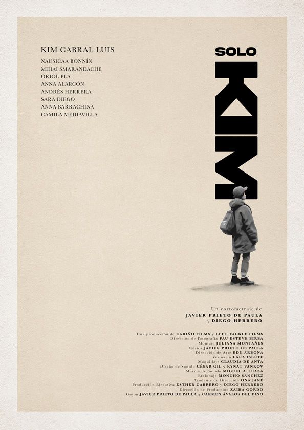 Pòster del curtmetratge 'Solo Kim', amb un noi que camina mirant el títol 'Kim' escrit en lletres gegants. La lletra 'i' del títol està formada per la figura del mateix noi. El nom 'Solo' es troba a dalt.