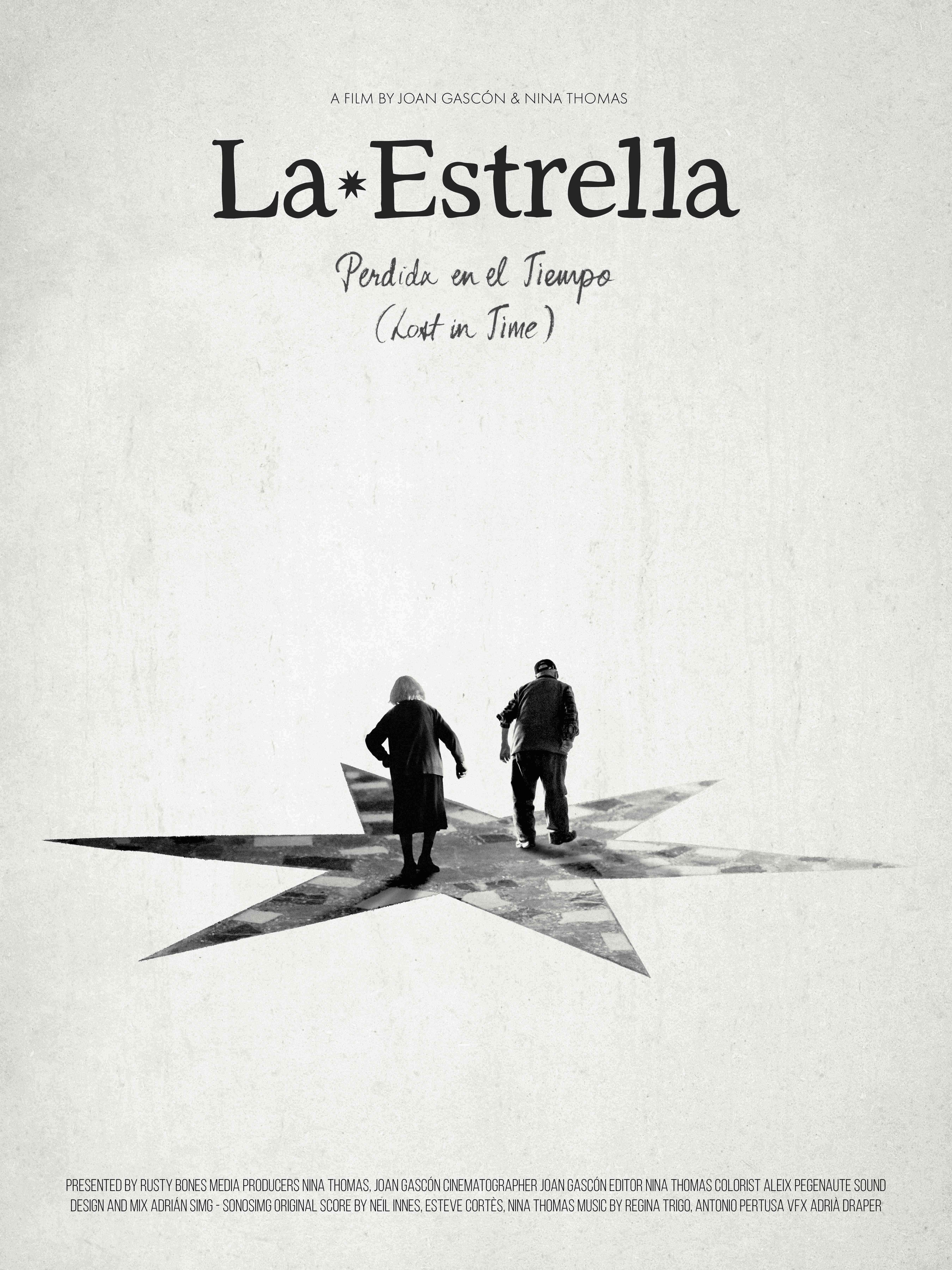Cartell minimalista en blanc i negre de la pel·lícula «La Estrella: Perdida en el Tiempo». Hi apareix el títol, els crèdits a la part superior i inferior, i la silueta de dues persones caminant cap enrere sobre una gran estrella de metall a terra.