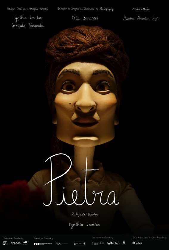Pòster del curtmetratge d'animació 'Pietra'. Mostra una figura de plastilina amb ulls grans, boca oberta i una expressió de sorpresa. El fons és completament negre i la paraula 'Pietra' està escrita en lletres blanques de traç irregular a la part inferior.
