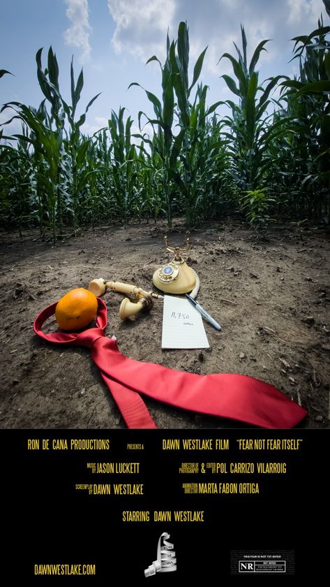 Pòster de la pel·lícula 'Fear not fear itself'. Al primer pla, hi ha una corbata vermella, una taronja, un telèfon antic, una llibreta amb un bolígraf i una nota que diu '11.7.50'. Tot es troba a terra, en un camp de blat de moro. El fons és un cel blau amb núvols. A la part inferior, es troben els crèdits, el nom del director i el títol de la pel·lícula.