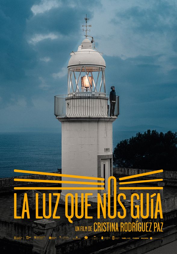 Pòster de la pel·lícula 'La luz que nos guía'. Mostra un far blanc a la nit, amb la seva llum encesa. Una persona, vestida amb un abric fosc i una gorra, es troba dret a la part superior del far, mirant cap a l'oceà. El cel és d'un color gris i està ennuvolat. El títol de la pel·lícula es troba en lletres grogues a la part inferior de la imatge i té un dibuix al seu voltant que representa la llum.