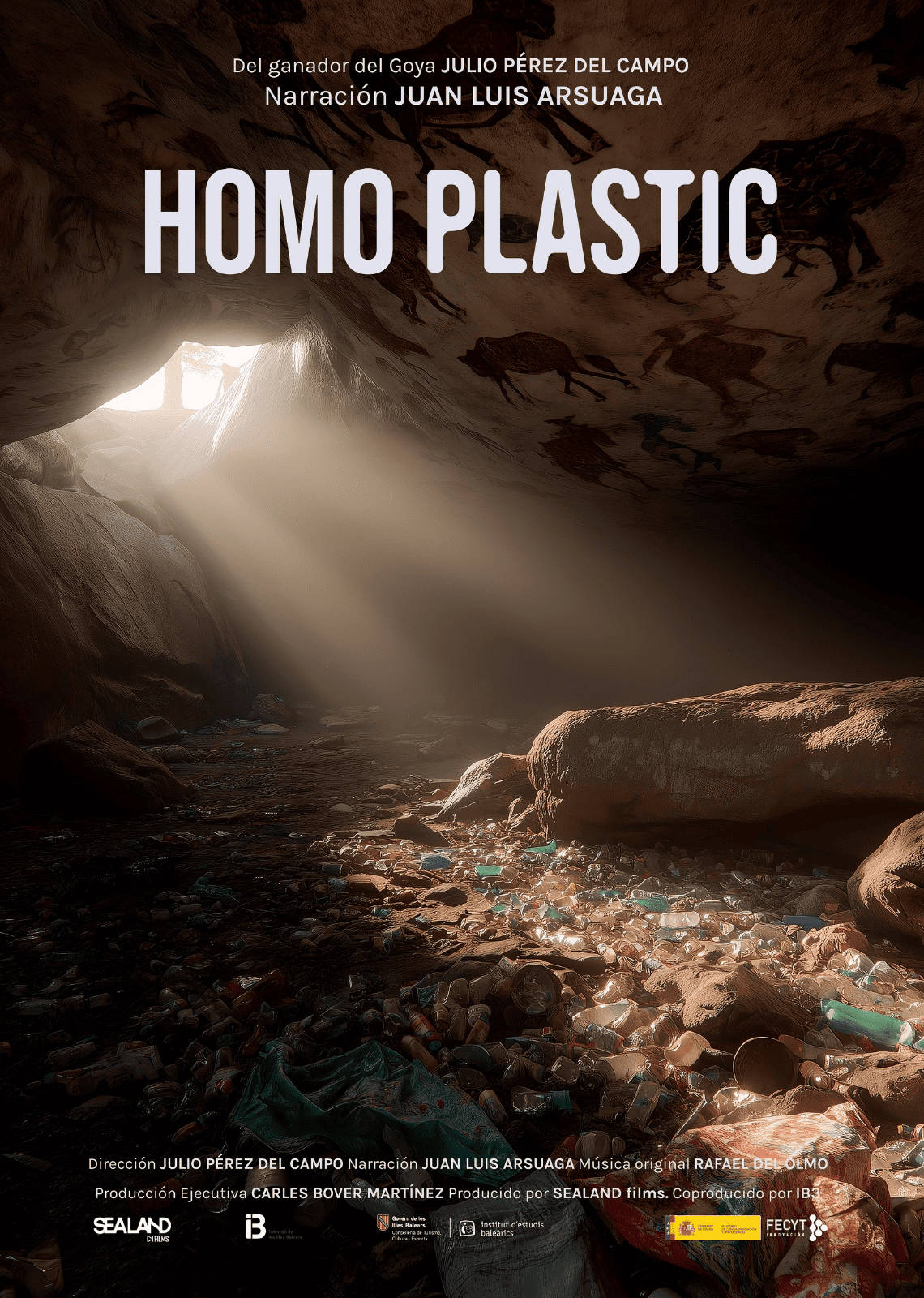 Cartell del documental «Homo Plastic», dirigit per Julio Pérez del Campo i narrat per Juan Luis Arsuaga. Mostra l'interior d'una cova amb pintures rupestres on la llum entra per una obertura i il·lumina un terra ple de deixalles de plàstic.